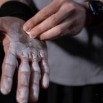 Stalowe przedramiona i pewny chwyt: zestaw ćwiczeń na mocne nadgarstki w 15 minut dziennie