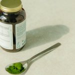 Spirulina dla aktywnych: kiedy, ile i z czym łączyć, by dodać mocy treningom