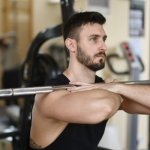 Opanuj wiosłowanie jednorącz ze sztangielką: prosta technika, potężny grzbiet