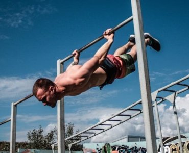 Od zera do mistrza: perfekcyjne wznosy nóg na drążku – technika, progresje i najczęstsze błędy